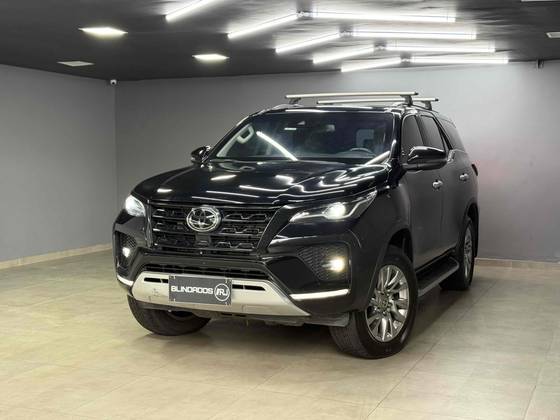 TOYOTA HILUX SW4 2.8 D-4D TURBO DIESEL SRX 7L 4X4 AUTOMÁTICO